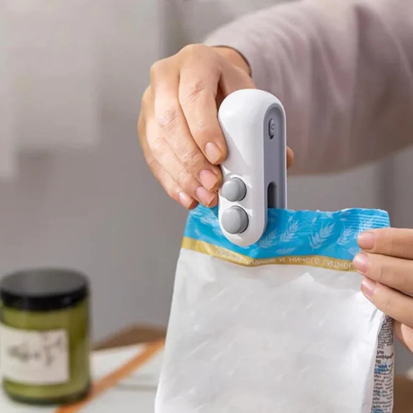 Small 2-in-1 Rechargeable Magnetic Snack Sealer